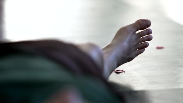 χορευτές πόδι που βρίσκεται στο πάτωμα στο παρασκήνιο της κινούμενης μορφής - Πλάνα, βίντεο