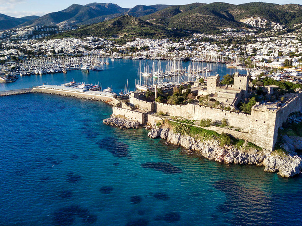 Vista panorâmica incrível do drone do porto de Bodrum e do antigo castelo Kalesi na Turquia - Foto, Imagem