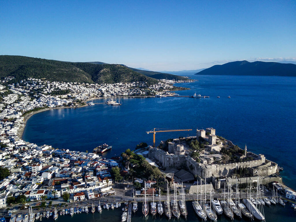 Türkiye 'deki Bodrum limanının insansız hava aracı ve antik Kalesi' nin muhteşem panoramik manzarası - Fotoğraf, Görsel