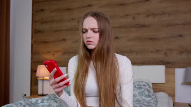 Λυπημένος αναστατωμένος δυσαρεστημένος εκνευρισμένος κορίτσι ανάγνωση κακά νέα στο κινητό τηλέφωνο, να πω όχι δεν το χρειάζομαι - Πλάνα, βίντεο