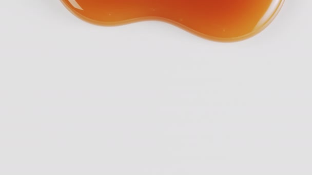close-up van stromende gesmolten karamelsaus macro op witte achtergrond - Video
