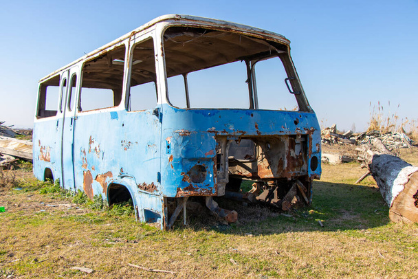 Verlassener alter Bus. Verrosteter alter blauer Lieferwagen. Made in UdSSR. - Foto, Bild