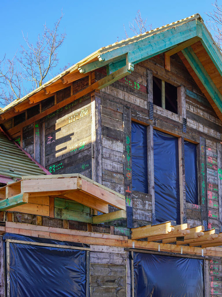 restauração de uma antiga casa de madeira por numeração, desmontagem, montagem e substituição dos elementos danificados - Foto, Imagem