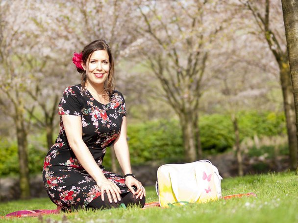 Bella ragazza che si gode il sole durante un picnic in primavera
 - Foto, immagini