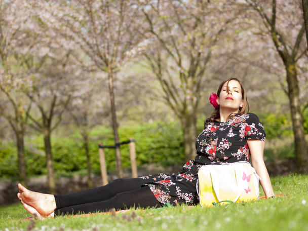 Bella ragazza che si gode il sole durante un picnic in primavera
 - Foto, immagini