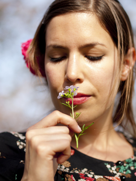 schönes Mädchen, das im Frühling eine Kuckucksblume riecht - Foto, Bild