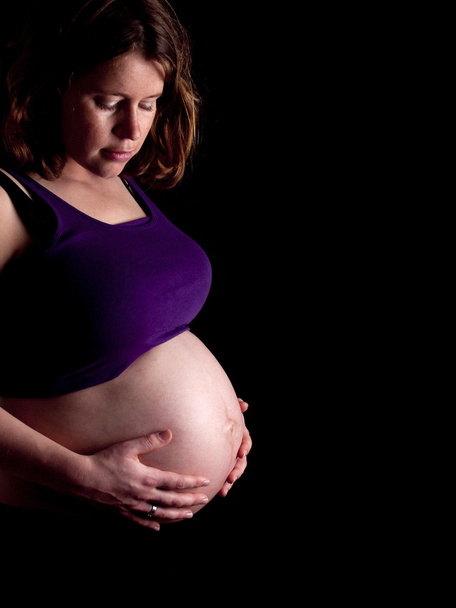 36 tygodni ciąży młoda kobieta trzyma jej nagi brzuch - Zdjęcie, obraz