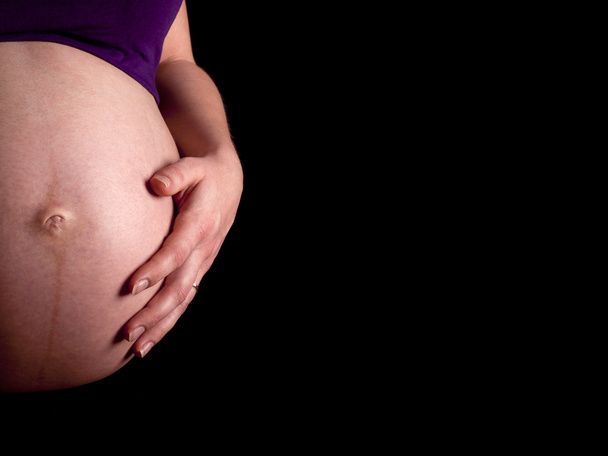 36 semaines enceinte jeune femme tenant son ventre nu
 - Photo, image
