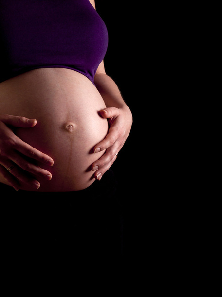 36 weken zwanger jonge vrouw houden haar naakte buik - Foto, afbeelding