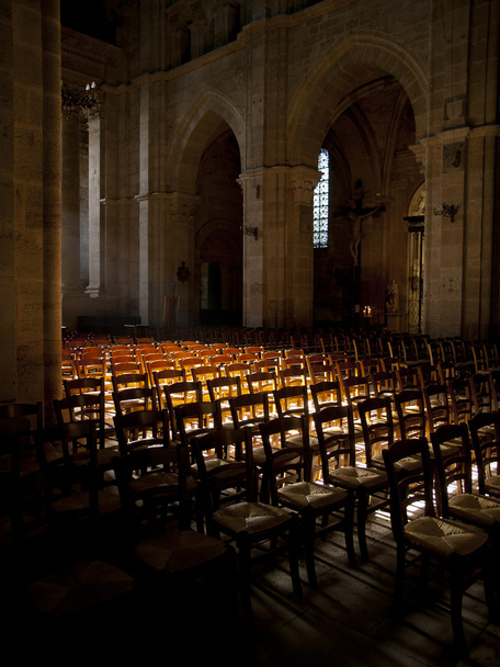 Sol brilha dentro de uma igreja vazia na França
 - Foto, Imagem