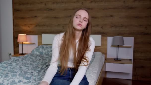 Znudzona niezadowolona dziewczyna zmęczona wszystkim, smutno wyglądająca z ponurym, przygnębionym wyrazem twarzy w domu - Materiał filmowy, wideo