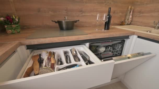 Laaja kulma kallistus laukaus moderni valkoinen ja puinen beige keittiö sisustus - Materiaali, video