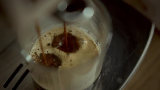 Kawa parzona z ekspresem do kawy - Materiał filmowy, wideo