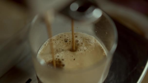 Kaffeemaschine macht erfrischendes americano - Filmmaterial, Video