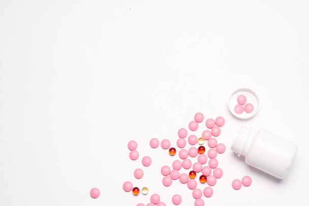 Tarro blanco con pastillas sobre fondo claro top ver medicina salud vitaminas - Foto, imagen