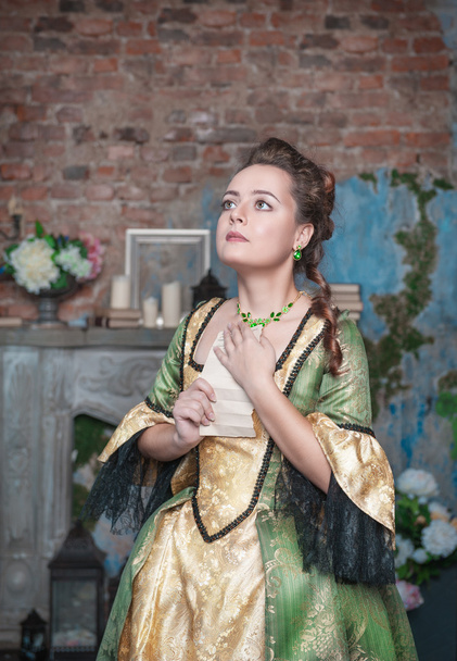 Kaunis nainen keskiaikainen mekko tilalla kirje
 - Valokuva, kuva