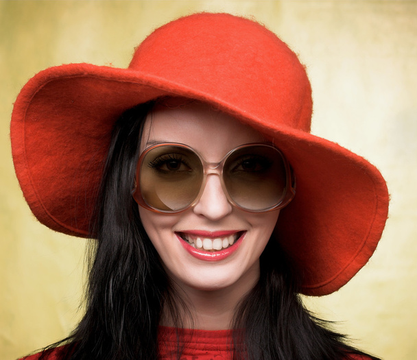 Vintage woman in sunglasses and red hat - Foto, afbeelding