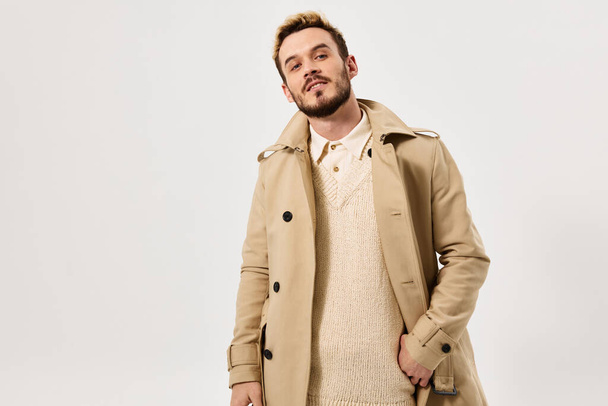 uomo in cappotto beige acconciatura alla moda look accattivante Studio - Foto, immagini