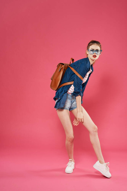 Pretty kobieta ubrania styl życia studio plecak student różowy tło - Zdjęcie, obraz