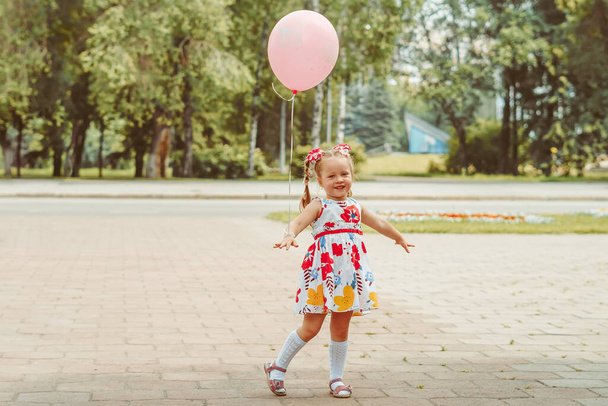 holčička v parku s bílým balónem v letní den - Fotografie, Obrázek