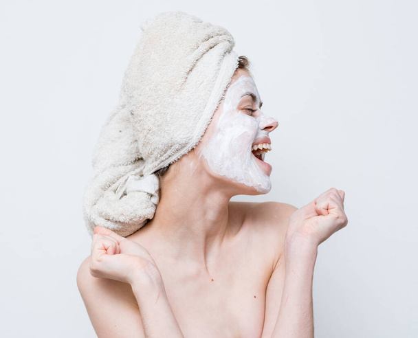 женщина крем для лица маска голые плечи чистая кожа - Фото, изображение