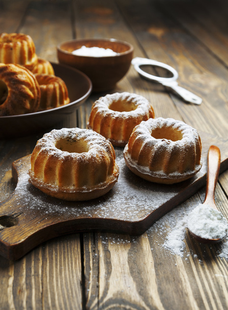 Muffins caseiros açúcar em pó
  - Foto, Imagem