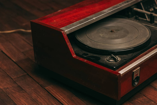 retro gramofon stara technologia kolekcja instrumentów muzycznych - Zdjęcie, obraz