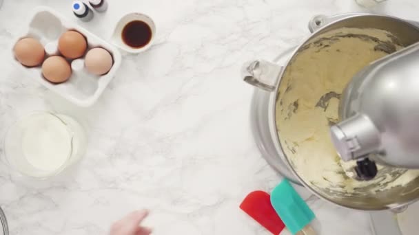 Lépésről lépésre. Lapos fekvés. Keverés összetevők álló konyha mixer sütni egy három rétegű vanília torta. - Felvétel, videó