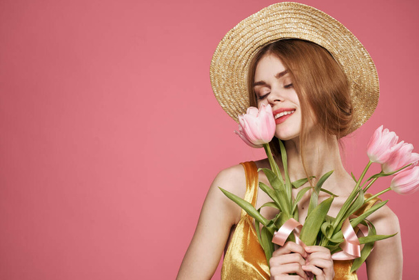 Kobieta wesoły kobieta bukiet kwiatów jako prezent wakacje atrakcyjny wygląd różowy tło - Zdjęcie, obraz