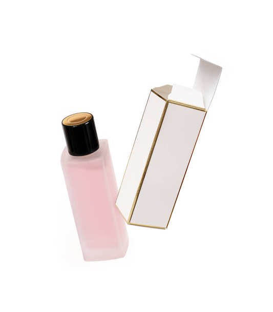 Diseño de frasco de perfume y caja blanca aislada sobre un fondo blanco - Foto, imagen
