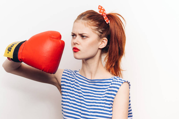 mujer en guantes de boxeo rojo entrenamiento ejercicio ponche - Foto, Imagen
