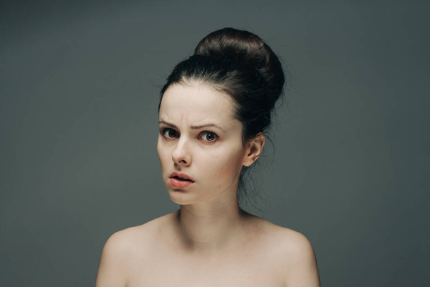 mujer con hombros desnudos gesto con las manos peinado y emociones modelo - Foto, Imagen