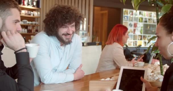 Üzleti csapat megvitatják a munkát egy kávézó bárban - Felvétel, videó