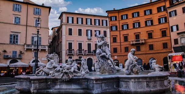 Piazza Navona a fontána Neptun a barevné budovy v Římě, Itálie - Fotografie, Obrázek