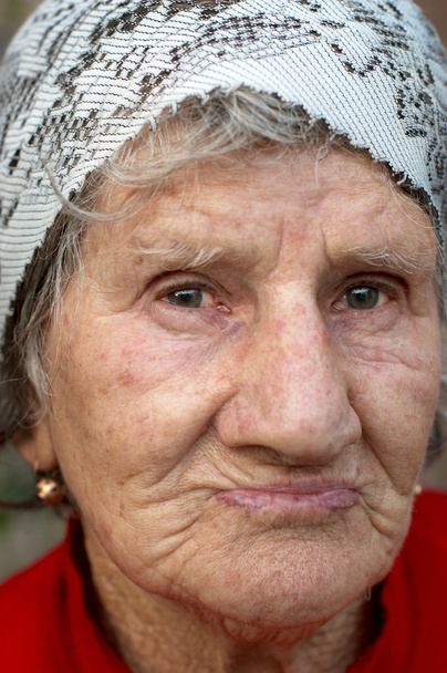 Retrato de una anciana triste con el pañuelo en la cabeza
 - Foto, Imagen