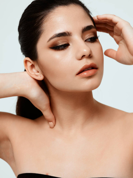 peau propre cosmétologie maquillage femme modèle épaules nues - Photo, image