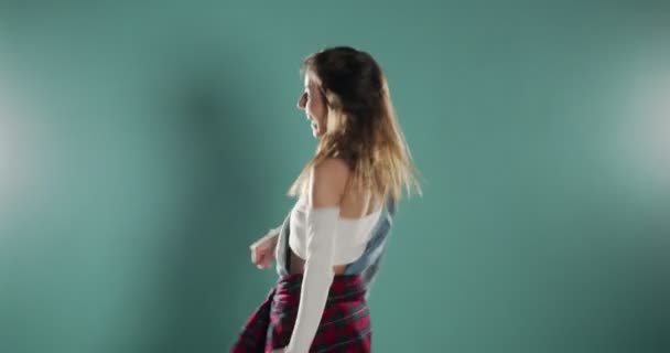 Trendikäs tyttö tanssii eristetty sininen - Materiaali, video