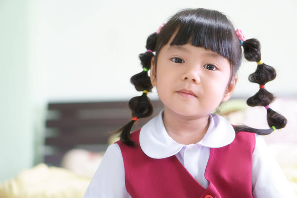 Niños asiáticos linda o niña y coleta estudiante alegre y brillante con seguro de usar uniforme escolar en el dormitorio para ir a la escuela y la educación con el aprendizaje - Foto, Imagen