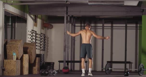 Masculino praticando com corda de salto antes do treino - Filmagem, Vídeo
