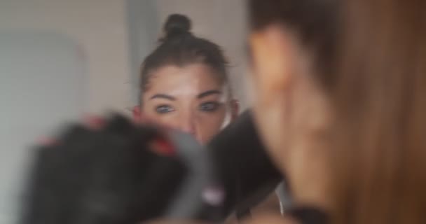 lähikuva kaksi tyttöä nyrkkeily kuntosalilla - Materiaali, video
