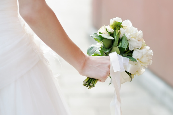 Bride holding wedding bouquet - Foto, afbeelding