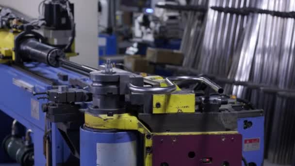 Przemysłowa maszyna do gięcia rur metalowych w fabryce. Automatyczna maszyna do obróbki metali do elektronicznego toczenia rur metalowych i gięcia na zimno w hali przemysłowej w zakładzie produkcyjnym - Materiał filmowy, wideo
