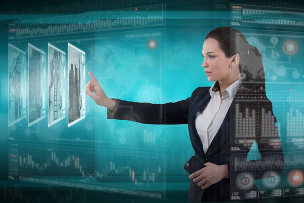 Nuori liiketoiminnan nainen työskentelee virtuaalinen graafinen käyttöliittymä futuristinen toimisto - Valokuva, kuva