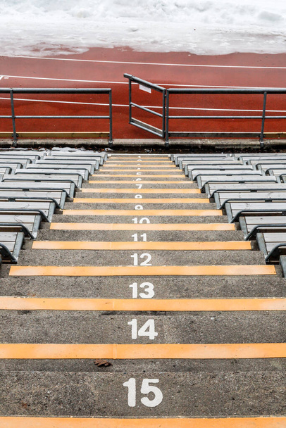 Stockholm, Svédország Egy számozott lépcsőház a stockholmi Stadion olimpiai stadion lelátóin. - Fotó, kép