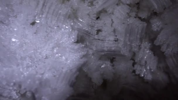 Mağaradaki buz büyümelerinin makro fotoğrafları. - Video, Çekim