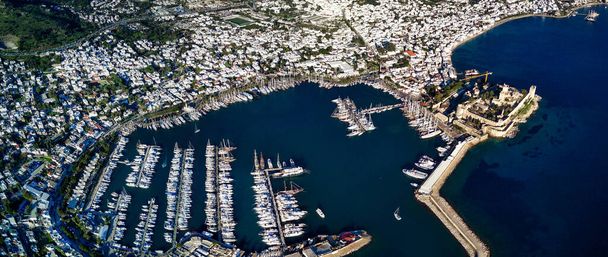 Vista panorâmica incrível do drone do porto de Bodrum e do antigo castelo de Kalesi - Foto, Imagem