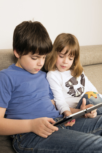 Niños jugando con una tableta digital
 - Foto, Imagen