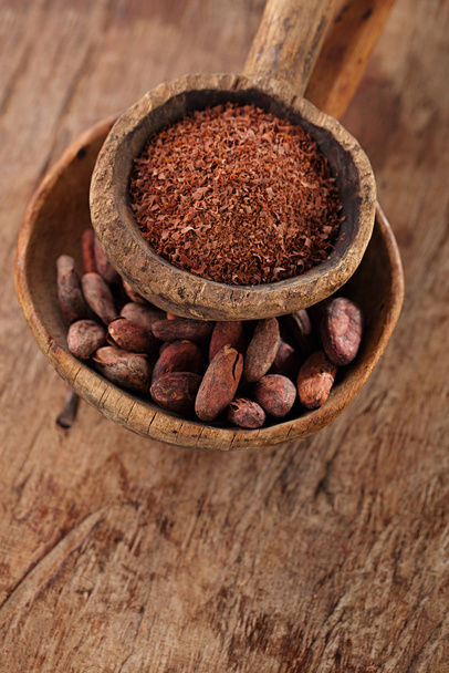 Kakaobohnen und geriebene dunkle Schokolade - Foto, Bild