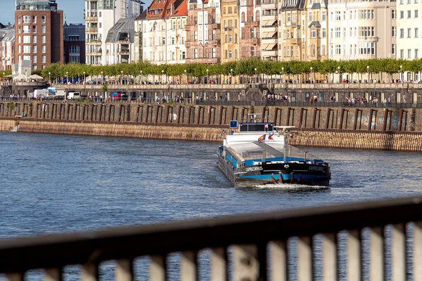 la barcaza pasa por el río, el agua es baja en el Rin, la barcaza nada por la ciudad - Foto, imagen