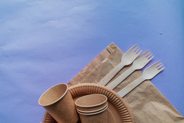 Imballaggio alimentare ecologico monouso. Contenitori alimentari in carta kraft marrone su sfondo lilla. Vista dall'alto, piatta. - Foto, immagini